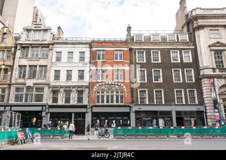 Une rangée de bâtiments victoriens en terrasse sur le Strand, appartenant au King's College de Londres, qui devaient être démolis mais qui sont maintenant sauvés Banque D'Images