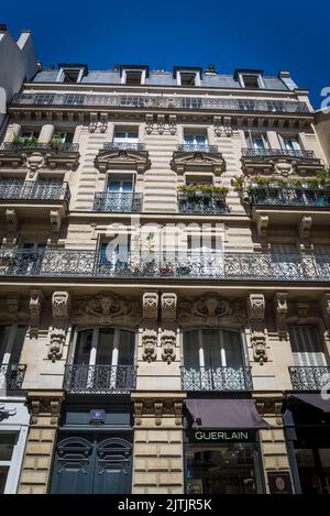 Magnifique immeuble de 18th ans dans la rue des Francs-Bourgeois, une rue populaire et branchée située dans le quartier du Marais, à Paris, en France Banque D'Images
