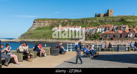 Visiteurs sur la jetée de Whitby Banque D'Images