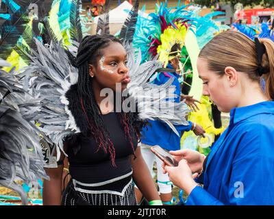 2022 29 août - Royaume-Uni - Yorkshire - Carnaval indien de Leeds - se préparer pour la parade dans le parc Potternewton Banque D'Images