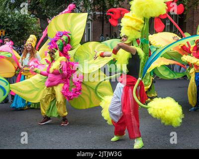 2022 29 août - Royaume-Uni - Yorkshire - Carnaval indien de Leeds - danseurs colorés dans la parade sur Harehills Lane Banque D'Images