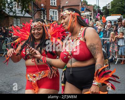 2022 29 août - Royaume-Uni - Yorkshire - Carnaval indien de Leeds - danseurs colorés dans la parade sur Harehills Lane Banque D'Images