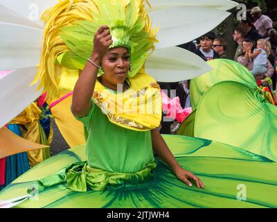 2022 29 août - Royaume-Uni - Yorkshire - carnaval indien de Leeds - danseuse colorée dans la parade revenant le long de l'avenue Harehills Banque D'Images