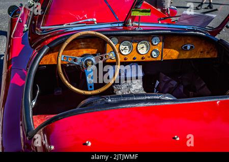 Fernandina Beach, FL - 18 octobre 2014 : intérieur d'un roadster ouvert Jaguar XK120 1951 lors d'un salon de voiture classique du centre-ville. Banque D'Images