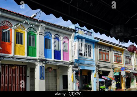 Boutiques chinoises-portugaises traditionnelles colorées ou Peranakan dans Thalang Road, dans la vieille ville de Phuket, Thaïlande Banque D'Images