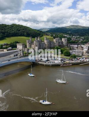 Château de Conwy. Photographie de drone depuis River Conwy et le port. Banque D'Images