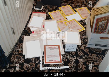 En réponse à une poursuite intentée par Donald J. Trump, la Division de la sécurité nationale du ministère de la Justice et le procureur des États-Unis pour le district sud de la Floride ont présenté un dossier contenant cette image, Décrit comme 'photo du FBI supprimé de certains documents et feuilles de couverture classées récupérés d'un conteneur dans le 'bureau 45'.' Le « bureau de 45 » fait référence au bureau de l'ancien président américain Donald Trump. À 8 août 2022, le Federal Bureau of Investigation (FBI) a exécuté un mandat de perquisition à Mar-a-Lago, à Palm Beach, en Floride, résidence de l'ancien président américain Donald Trump. Banque D'Images