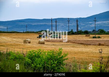 Les machines agricoles travaillant dans un champ Banque D'Images