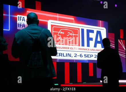 Berlin, Allemagne. 31st août 2022. Les gens assistent à la conférence de presse d'ouverture dans les salles d'exposition de l'IFA du salon International de l'électronique grand public, pendant le jour de presse 1st. Le salon de l'électronique est ouvert dans les halls sous la tour de radio de 02 à 06.09.2022. Credit: Wolfgang Kumm/dpa/Alay Live News Banque D'Images