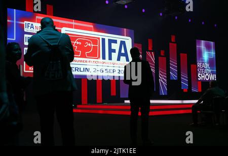 Berlin, Allemagne. 31st août 2022. Les gens assistent à la conférence de presse d'ouverture dans les salles d'exposition de l'IFA du salon International de l'électronique grand public, pendant le jour de presse 1st. Le salon de l'électronique est ouvert dans les halls sous la tour de radio de 02 à 06.09.2022. Credit: Wolfgang Kumm/dpa/Alay Live News Banque D'Images