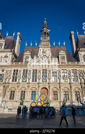 Les Jeux Olympiques sonneront à l'Hôtel de ville, le grand hôtel de ville du centre de Paris, en France Banque D'Images