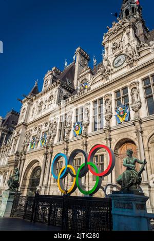 Les Jeux Olympiques sonneront à l'Hôtel de ville, le grand hôtel de ville du centre de Paris, en France Banque D'Images