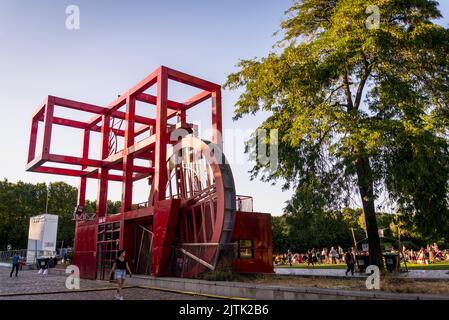 La folie rouge, une des 26 représentations architecturales de déconstruction en métal et peint en rouge vif qui sont parsemées autour du Parc de la Villet Banque D'Images