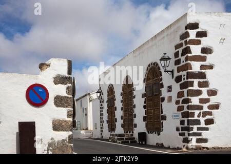 Murs blancs des bâtiments avec des détails sombres et des fenêtres. Ancienne lanterne traditionnelle. Panneau de signalisation pas de parking. Ciel bleu avec des nuages blancs intenses. Tegu Banque D'Images