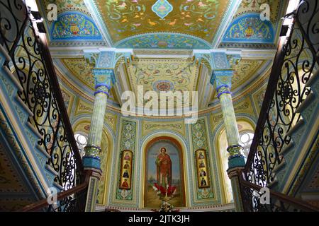 Odessa, Ukraine. 11th août 2022. Cathédrale intérieure de Greatmartyr et guérisseurs Panteleimon, une église catholique orthodoxe dans le vieux centre. Les panneaux d'affichage portant des messages politiques et des bâtiments endommagés sont quelques-uns des signes de guerre à Odessa, Ukraine, août 2022. Les forces militaires russes sont entrées en territoire ukrainien le 24 février 2022. (Photo de Teun Voeten/Sipa USA) crédit: SIPA USA/Alay Live News Banque D'Images