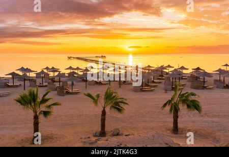 Paysage avec trois coins fayrouz Beach Resort au lever du soleil à Marsa Alam, Egypte Banque D'Images