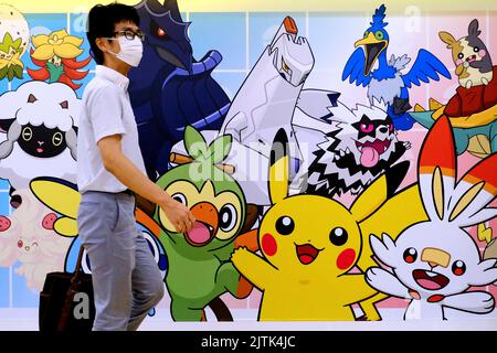 Tokyo, Japon. 31st août 2022. Un client passe devant les graffitis du magasin Pokemon à la gare de Tokyo. L'accessoire portable Pokemon Go plus est complètement vendu en ligne et dans les magasins de l'entreprise. Nintendo a annoncé qu'elle va bientôt sortir de nouveaux stocks. L'appareil vibre et clignote pour alerter les utilisateurs de Pokemon Go lorsqu'ils sont à proximité d'un Poke Stop ou d'un Pokemon sauvage. (Photo de James Matsumoto/SOPA Images/Sipa USA) crédit: SIPA USA/Alay Live News Banque D'Images