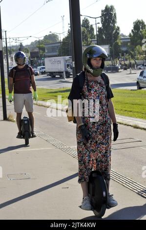 FRANCE. PARIS (75) 13TH AR. PONT NATIONAL. FEMME SUR UN MONOWHEEL SUR UN PASS VÉLO Banque D'Images