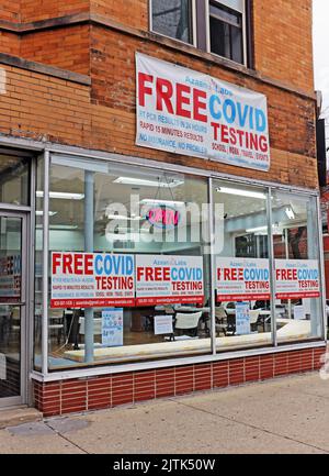 Une boutique couverte dans des publicités indiquant des tests gratuits de Covid à Chicago, Illinois, États-Unis sur 16 juillet 2022. Banque D'Images