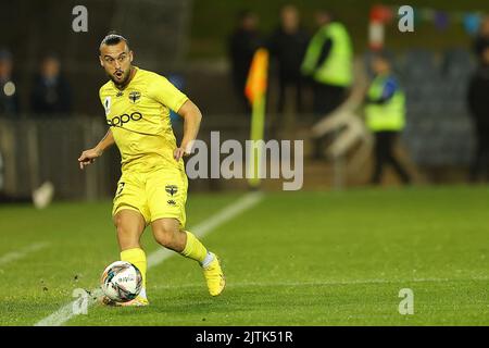 31st août 2022 ; Campbelltown Sports Stadium, Leumeah, Nouvelle-Galles du Sud, Australie ; Australie Coupe De la Ligue, quart de finale, MacArthur FC contre Wellington Phoenix: Clayton Lewis de Wellington Phoenix passant le ballon le long de l'aile Banque D'Images