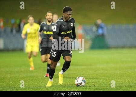 31st août 2022 ; Campbelltown Sports Stadium, Leumeah, Nouvelle-Galles du Sud, Australie ; Australie Coupe de la Ligue, quart de finale, MacArthur FC contre Wellington Phoenix: Alhassan Touré de MacArthur FC contrôle le ballon Banque D'Images