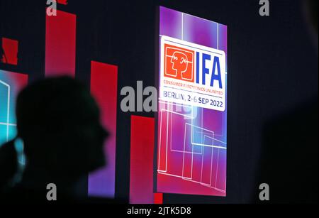 Berlin, Allemagne. 31st août 2022. Les gens assistent à la conférence de presse d'ouverture dans les salles d'exposition de l'IFA du salon International de l'électronique grand public, pendant le jour de presse 1st. Le salon de l'électronique est ouvert dans les halls sous la tour de radio de 02 à 06.09.2022. Credit: Wolfgang Kumm/dpa/Alay Live News Banque D'Images