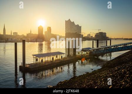 Lever du soleil à l'Elbphilharmonie, Hafencity et un quai de ferry dans la rivière Elbe dans le port de Hambourg, en Allemagne Banque D'Images