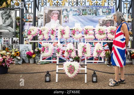 Londres, Royaume-Uni. 31st août 2022. Les fans et les visiteurs royaux se rassemblent aux portes du Palais de Kensington pour commémorer le 25th anniversaire de la mort tragique de Diana Princess of Wales. Credit: Imagetraceur/Alamy Live News Banque D'Images