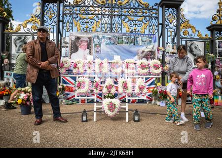 Londres, Royaume-Uni. 31st août 2022. Les fans et les visiteurs royaux se rassemblent aux portes du Palais de Kensington pour commémorer le 25th anniversaire de la mort tragique de Diana Princess of Wales. Credit: Imagetraceur/Alamy Live News Banque D'Images