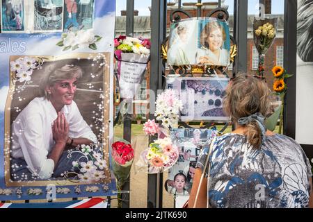 Londres, Royaume-Uni. 31st août 2022. Les fans et les visiteurs royaux se rassemblent aux portes du Palais de Kensington pour commémorer le 25th anniversaire de la mort tragique de Diana Princess of Wales. Credit: Imagetraceur/Alamy Live News Banque D'Images