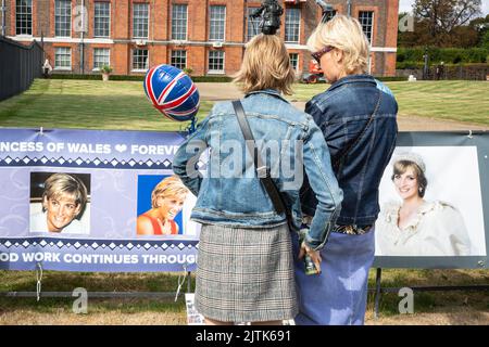 Londres, Royaume-Uni. 31st août 2022. Les fans et les visiteurs royaux se rassemblent aux portes du Palais de Kensington pour commémorer le 25th anniversaire de la mort tragique de Diana Princess of Wales. Credit: Imagetraceur/Alamy Live News Banque D'Images