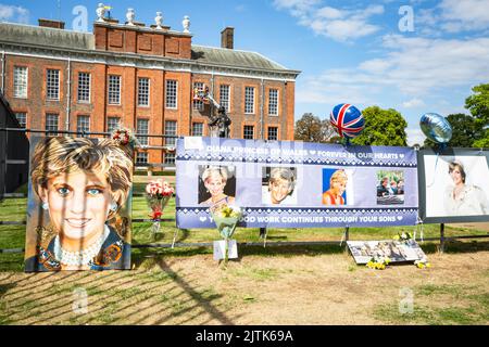 Londres, Royaume-Uni. 31st août 2022. Les fans et les visiteurs royaux se rassemblent aux portes du Palais de Kensington pour commémorer le 25th anniversaire de la mort tragique de Diana Princess of Wales. Credit: Imagetraceur/Alamy Live News Banque D'Images