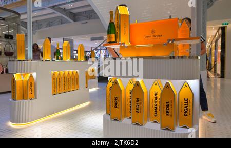 Veuve Clicot propose des boîtes-cadeaux à champagne personnalisées dans son centre commercial haut de gamme la Samaritaine, Paris FR Banque D'Images