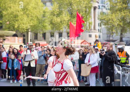 Les gens regardent les danseuses de Morris pendant qu'ils se rassemblent pour les célébrations de la fête de St George à Trafalgar Square, dans le centre de Londres. Banque D'Images