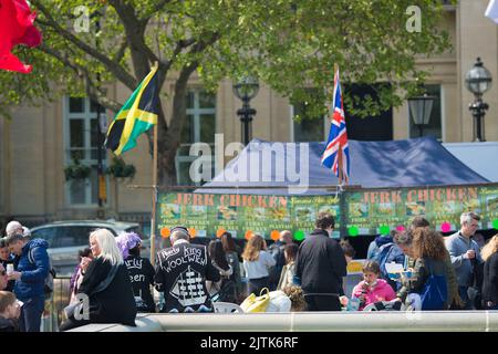 Les gens se réunissent pour les célébrations de la Saint-Georges à Trafalgar Square, dans le centre de Londres. Banque D'Images