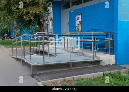 RUSSIE, MOSCOU - 28 AOÛT 2022: Accès handicapés rampe fauteuil roulant bâtiment chaise d'entrée aide personne, de la pente santé pour la maison de sortie, jeune Banque D'Images