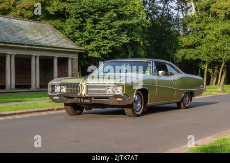 1968 60s coupé sport 400 5700cc essence vert BUICK des années 60; arrivée au salon de l'auto Stanley Park Classic annuel. Le salon automobile d'antan de Stanley Park est organisé par Blackpool Vintage Vehicle Preservation Group, au Royaume-Uni. Banque D'Images