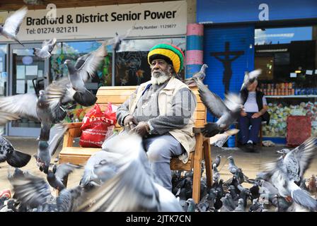 Barry Roots, le 'oiseau' une icône de Bradford qui a dirigé Roots Record Shop et est DJ et musicien reggae, sur John Street, dans West Yorkshire, Royaume-Uni Banque D'Images