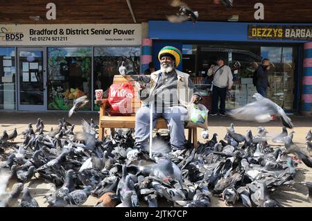 Barry Roots, le 'oiseau' une icône de Bradford qui a dirigé Roots Record Shop et est DJ et musicien reggae, sur John Street, dans West Yorkshire, Royaume-Uni Banque D'Images