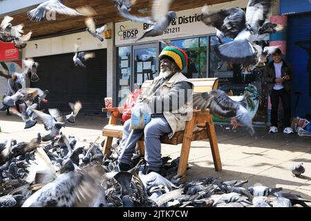 Barry Roots, le 'oiseau' une icône de Bradford qui a dirigé Roots Record Shop et est DJ et musicien reggae, sur John Street, dans West Yorkshire, Royaume-Uni Banque D'Images