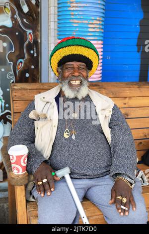 Barry Roots, le 'oiseau' une icône de Bradford qui a dirigé Roots Record Shop et est DJ et musicien reggae, sur John Street, dans West Yorkshire, Royaume-Uni Banque D'Images