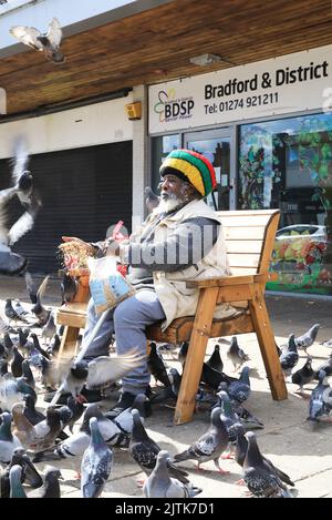 Barry Roots, le 'oiseau' une icône de Bradford qui a dirigé Roots Record Shop et est DJ et musicien reggae, sur John Street, dans West Yorkshire, Royaume-Uni Banque D'Images