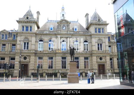 Statue de WE Forster, député libéral de Bradford à partir de 1865 sur Forster Square, avec le centre artistique Kala Sangam au-delà, à Bradford, West Yorkshire, Royaume-Uni Banque D'Images