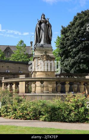 Statue de la reine Victoria dans les jardins Victoria de la ville de Bradford, West Yorkshire, Royaume-Uni Banque D'Images