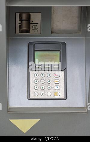 Les touches du clavier endommagées ont disparu des numéros dans l'ancien distributeur automatique de billets de banque Banque D'Images