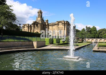 Cartwright Hall, dans le parc Lister, vu depuis les magnifiques jardins de Mughal, dans la ville de Bradford, West Yorkshire, Royaume-Uni Banque D'Images