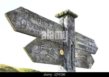 Marchez de Stanbury sur les Yorkshire Dales, en passant par la Bronte Way jusqu'à Top Withins Farm, le cadre qui a inspiré les « Wuthering Heights » d'Emily Bronte. Banque D'Images