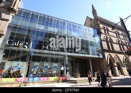 La librairie Waterstones, installée dans le magnifique bâtiment Wool Exchange de Hustlergate, dans la ville de Bradford, West Yorkshire, Royaume-Uni Banque D'Images