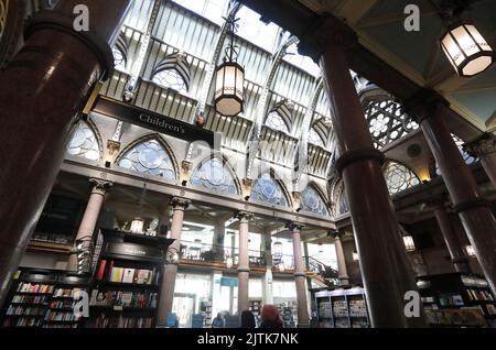 La librairie Waterstones, installée dans le magnifique bâtiment Wool Exchange de Hustlergate, dans la ville de Bradford, West Yorkshire, Royaume-Uni Banque D'Images