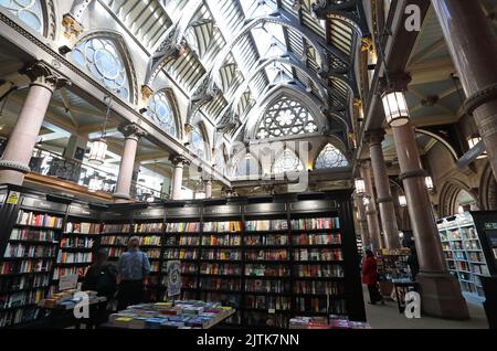 La librairie Waterstones, installée dans le magnifique bâtiment Wool Exchange de Hustlergate, dans la ville de Bradford, West Yorkshire, Royaume-Uni Banque D'Images